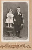 Photo Cabinet - Portait D'enfants En Pied - Jouet Poupon - Communiant - Anonyme (BP) - Oud (voor 1900)