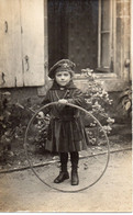 Carte Photo Petite Fille Avec Cerceau - Gruppen Von Kindern Und Familien