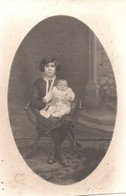 Carte Photo Jeune Femme Et Son Bébé. - Children And Family Groups