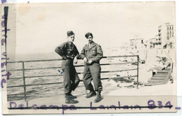 - Photo -  Format Carte Postale - 2 Soldats, Militaires, Sur La Corniche à Marseille , Probablement, TBE, Scans; - Anonymous Persons