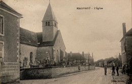 Magnant - Rue Et église Du Village - Le Cimetière - Autres & Non Classés