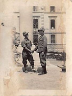 2784"  FOTO- SALUTO TRA  AMICI  ALPINI   ANNO 1935 " MISURE (4.50X 6.00) Piccola - Oorlog, Militair