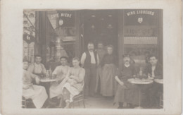 CARTE PHOTO. Ouvriers Attablés En Terrasse De Café. Au 2° Plan, Le Couple De Patrons (non Datée, Non Située) - Hoteles & Restaurantes