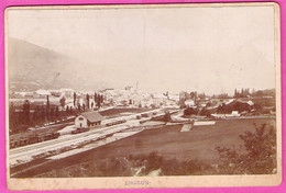 Hautes Alpes  Grande Photo Vers 1880 De La Gare Et La Ville D'Embrun Ed. L.Goujon - Anciennes (Av. 1900)