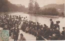 (65) LOURDES. Pèlerins Et Malades Au Bord Du Gave (Beau  Plan) - Lourdes