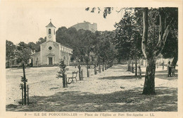 VAR  ILE DE PORQUEROLLES  Place De L'église Et Fort Ste Agathe - Porquerolles