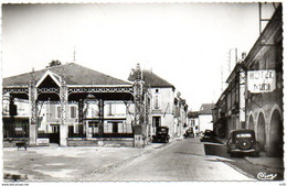 82 ( Tarn Et Garonne ) - BOURG De VISA - La Halle Et La Grande Rue ( Avec Traction Et Hotel Du Midi ) - Bourg De Visa