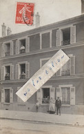 LA GARENNE COLOMBES  - On Pose Devant Un Immeuble En 1908  ( Carte-photo à Destination De Martigné Sur Mayenne ) - La Garenne Colombes