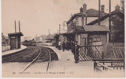 Delcampe - CPA - Oullins - La Gare Et Le Passage à Niveau - Circulé - Oullins