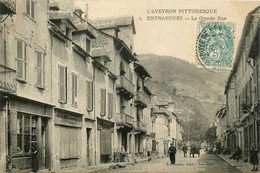 Entraygues * La Grande Rue Du Village * Commerces Magasins - Autres & Non Classés