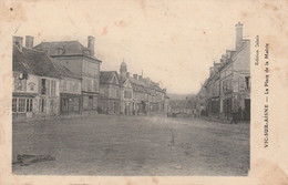 02 - VIC SUR AISNE - La Place Et La Mairie - Vic Sur Aisne