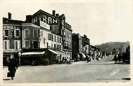 Agen * Avenue Du 14 Juillet * Le Nouveau Pont * Café * Automobile Voiture Ancienne - Agen