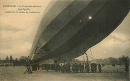 Lunéville * Un Dirigeable Allemand Type Zeppelin Attérit Sur Le Terrain De Manoeuvres * Aviation Ballon - Luneville