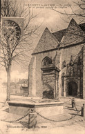 Villeneuve La Guyard * La Place De L'église Et La Pompe * Portail Latéral - Villeneuve-la-Guyard