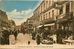 Châteaubriant * La Place De La Pompe , Côté Sud Est * Café Suisse , Pâtisserie * Marché ? - Châteaubriant