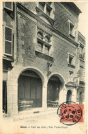 Gien * La Rue Victor Hugo Et Le Café Des Arts * Boulangerie - Gien