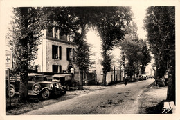 Muzillac * Le Boulevard De Nantes * La Gendarmerie Nationale * Automobile Voiture Ancienne Ambulance Hôpital - Muzillac