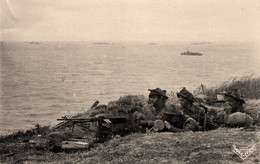 Arromanches Les Bains , Port De La Libération , 1944 * WW2 * Soldats Britanniques Uk * Mitrailleuse Matériel - Arromanches