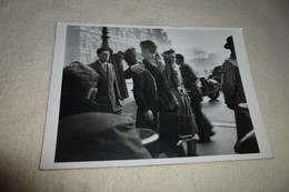 BELLE CARTE PHOTO .."KISS BY THE HOTEL DE VILLE..PARIS 1950..".. - Doisneau