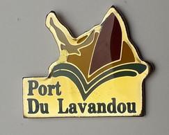 FF92 Pin's Ville Village PORT DU LAVANDOU VAR Planche Voile Mouette Seagull Achat Immédiat - Voile