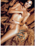 Autographe Photo Dédicacée Monica Bellucci Nue Signature Feutre Bleu - Other & Unclassified