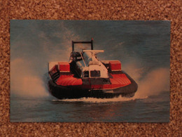 HOVERTRAVEL HOVERCRAFT ARRIVING AT RYDE - Aéroglisseurs