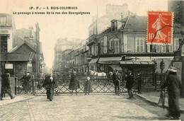 Bois Colombes * La Rue Des Bourguignons * Le Passage à Niveau * Ligne Chemin De Fer * Restaurant PASCAL - Colombes