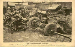 ÉVÉNEMENTS - Les Voitures Du Garage St Jean Retirés Des Décombres Lors De La Catastrophe à Lyon De 1930 - L 117089 - Catastrophes