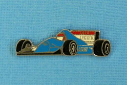 1 PIN'S //  ** LIGIER GITANES LOTO JS33 / MOTEUR FORD-COSWORTH DFR / 89 \ 90 ** - F1