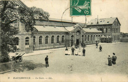 Hazebrouck * Vue Sur La Place De La Gare * Ligne Chemin De Fer - Hazebrouck