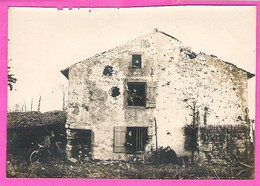 Photo Originale Soldats En Action Dans Une Ferme Guerre 1914 Et Bléssé Soigné Croix Rouge - Guerre, Militaire