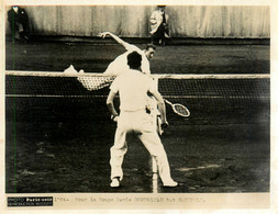 Tennis , Sport * Tennisman DESTREMEAU Bat CANEPELE Pour La Coupe Davis * Photo Ancienne - Tennis