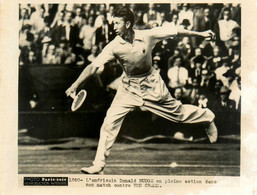 Tennis , Sport * Tennisman Américain Donald BUDGE Dans Son Match Sontre VON CRAMM * Photo Ancienne - Tennis