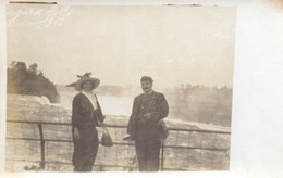 MODE 1900 - Femme Et Homme Devant Des Chutes -  CARTE PHOTO - Mode