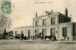 Loudéac * 1907 * La Gare * Diligences Attelages Calèches * Ligne Chemin De Fer Côtes Du Nord - Loudéac