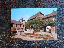 Yvoir, église Et Cour De L'Hôtel De Ville  (H12) - Yvoir