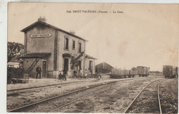 Saint-Valerien  89  Vue De La Gare Interieure -Train En Partance Et Le Quai Tres Tres Animé - Saint Valerien