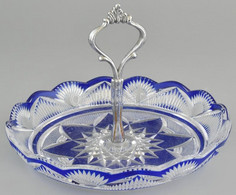 Ólomkristály Kék Kínáló, Csiszolt Kétrétegű üveg, Fém Fogóval. Erősen Karcos, Kopott. D: 21cm, M: 16 Cm - Glass & Crystal