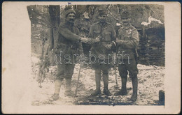 1917 Magyar Katonák A Fronton Pálinkázás Közben, Hátoldalon Feliratozva, Jó állapotban, 8,5×13,5 Cm - Other & Unclassified