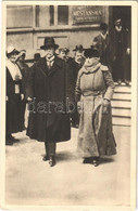 ** T2 Presdient Masaryk S Chotí U Volební Místnosti Na Hradcanech (r. 1919) / President Masaryk With His Wife At The Pol - Unclassified