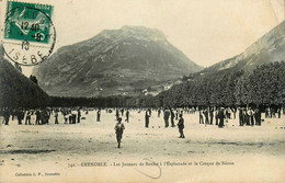 Grenoble * Les Joueurs De Boules à L'esplanade Et Le Casque De Néron * Jeu De Boules Pétanque Sport - Grenoble