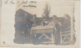 Carte-Photo. Militaria : Officiers Allemands Jouant Aux Cartes + Cachet "2 Masch.Gew.Komp.Ldw. Inf.Regt 3 Brief Stempel" - Guerre 1914-18