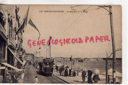 85- SABLES D ' OLONNE- LE REMBLAI ET LA PLAGE - TRAMWAY EPICERIE PARISIENNE - Sables D'Olonne