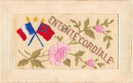 CPA GUERRE PATRIOTIQUE BRODEE ENTENTE CORDIALE AUX DRAPEAUX - Weltkrieg 1914-18