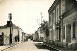 Guémené Penfao * La Rue De La Poste * Ptt Téléphone Public - Guémené-Penfao