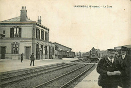 Landivisiau * La Gare * Arrivée Train Locomotive Machine * Ligne Chemin De Fer Finistère - Landivisiau