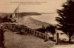 UN COTE DE LA PLAGE DE CAROUAL A ERQUY  ( COTES D ' ARMOR )   VUE PRISE DE L ' HOTEL DES TERRASSES - Erquy