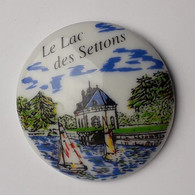 UU07 Pin's Le Lac Des Settons Montsauche-les-Settons Morvan Nièvre Bateau Planche à Voile Qualité Porcelaine - Segeln