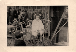 Un Manège D'enfants * Thème Carrousel Carousel Fête Foraine * Photo Ancienne - Autres & Non Classés