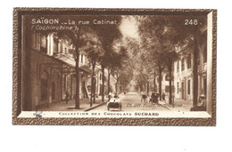 Chromo INDOCHINE INDOCHINA Saigon Cochinchine Rue Catinat Didactique Pub: Chocolat Suchard 103 X 59 Mm Bien 2 Scans - Suchard